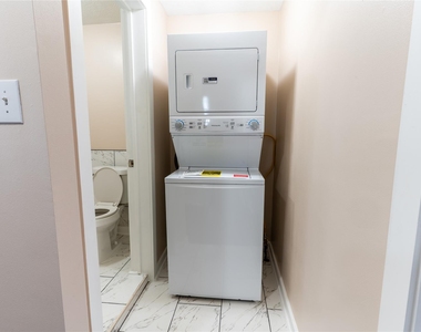 305 N Live Oak Street - Photo Thumbnail 14