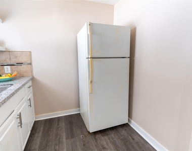305 N Live Oak Street - Photo Thumbnail 13