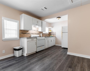 305 N Live Oak Street - Photo Thumbnail 17