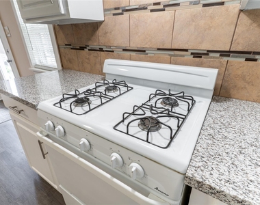 305 N Live Oak Street - Photo Thumbnail 2