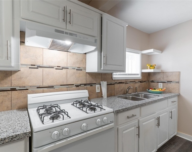 305 N Live Oak Street - Photo Thumbnail 18