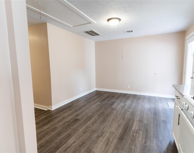 305 N Live Oak Street - Photo Thumbnail 3