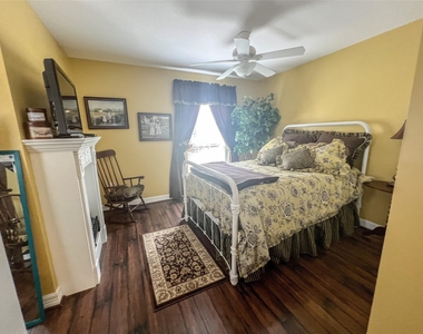 9500 Mayfield Avenue - Photo Thumbnail 10