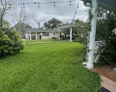 9500 Mayfield Avenue - Photo Thumbnail 12