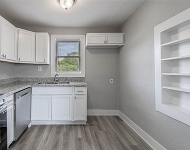 200 W Caroline Street - Photo Thumbnail 7