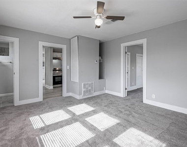 200 W Caroline Street - Photo Thumbnail 11