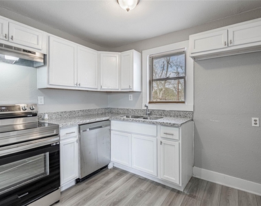 200 W Caroline Street - Photo Thumbnail 6