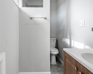 200 W Caroline Street - Photo Thumbnail 12