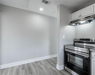 200 W Caroline Street - Photo Thumbnail 8