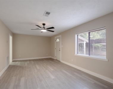 1107 W Dogwood Street - Photo Thumbnail 4
