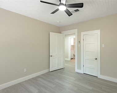 1107 W Dogwood Street - Photo Thumbnail 8