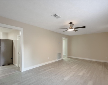 1107 W Dogwood Street - Photo Thumbnail 5