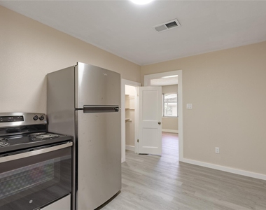 1107 W Dogwood Street - Photo Thumbnail 2