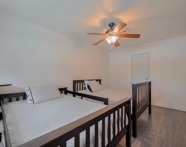 9526 Sandy Lane - Photo Thumbnail 22