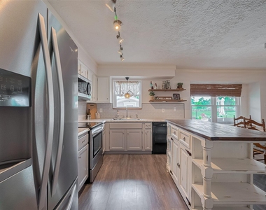 9526 Sandy Lane - Photo Thumbnail 15