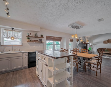 9526 Sandy Lane - Photo Thumbnail 16
