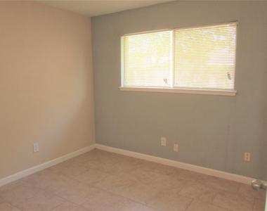 1611 Chippawa Lane - Photo Thumbnail 8
