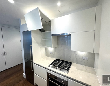 East 44th Street - Photo Thumbnail 3