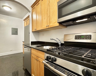 East 56 Street - Photo Thumbnail 3