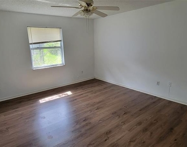 1425 Ne Old Mill Drive - Photo Thumbnail 12