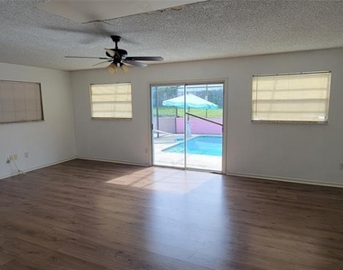 1425 Ne Old Mill Drive - Photo Thumbnail 5