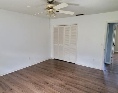 1425 Ne Old Mill Drive - Photo Thumbnail 13