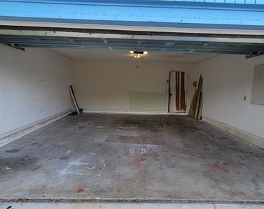 1425 Ne Old Mill Drive - Photo Thumbnail 1