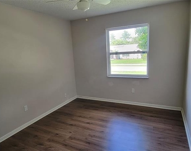 1425 Ne Old Mill Drive - Photo Thumbnail 11