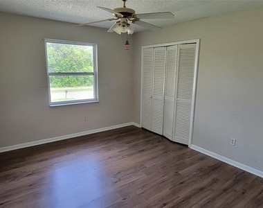 1425 Ne Old Mill Drive - Photo Thumbnail 10