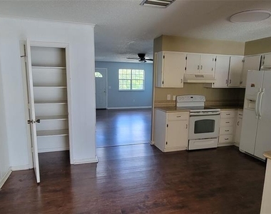 1425 Ne Old Mill Drive - Photo Thumbnail 4