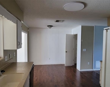 1425 Ne Old Mill Drive - Photo Thumbnail 3