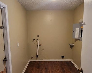 1425 Ne Old Mill Drive - Photo Thumbnail 2