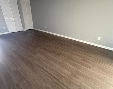 709 Oceanside Circle - Photo Thumbnail 5