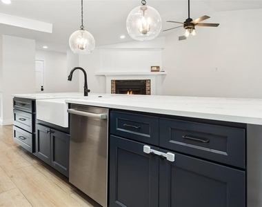 1046 Sylvia Lane - Photo Thumbnail 7