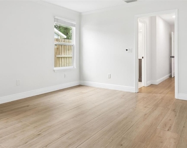 1046 Sylvia Lane - Photo Thumbnail 14