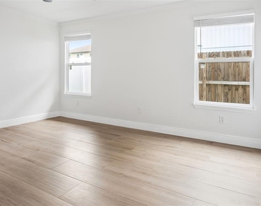 1046 Sylvia Lane - Photo Thumbnail 13