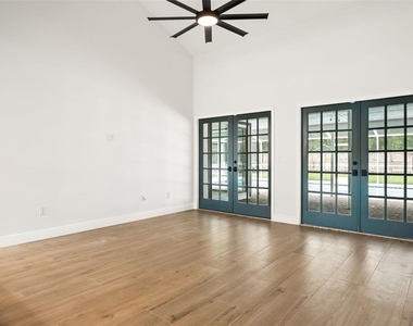 1046 Sylvia Lane - Photo Thumbnail 8