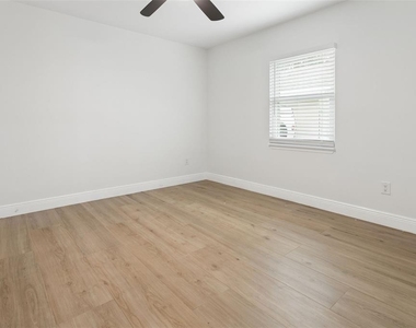 1046 Sylvia Lane - Photo Thumbnail 9