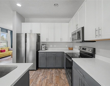 2126 W Spruce Street - Photo Thumbnail 12