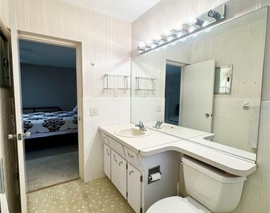 2402 Ecuadorian Way - Photo Thumbnail 17