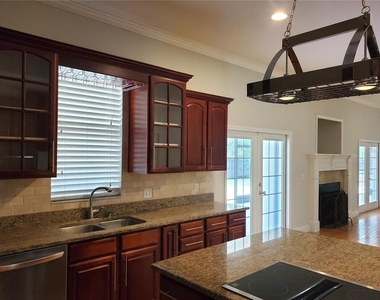 2121 Fairfield Avenue - Photo Thumbnail 12