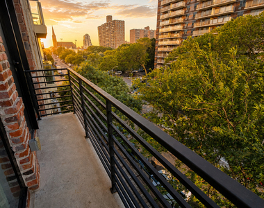 27 Montrose Avenue - Photo Thumbnail 7