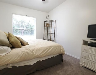 2534 N Brentwood Circle - Photo Thumbnail 12