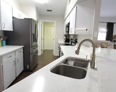 2534 N Brentwood Circle - Photo Thumbnail 4