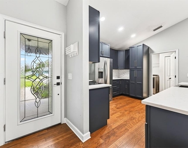116 W 5th Street - Photo Thumbnail 2