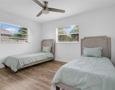 8644 Sandberry Boulevard - Photo Thumbnail 13