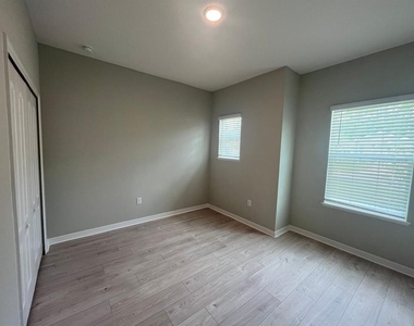 77 Oakleaf Way - Photo Thumbnail 4