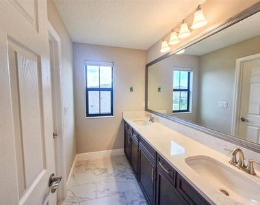 12664 Oak Hill Way - Photo Thumbnail 31