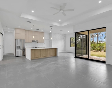 11042 Carnegie Avenue - Photo Thumbnail 3