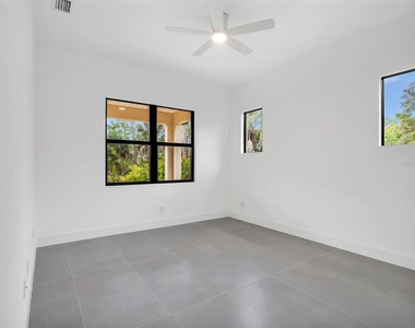 11042 Carnegie Avenue - Photo Thumbnail 14